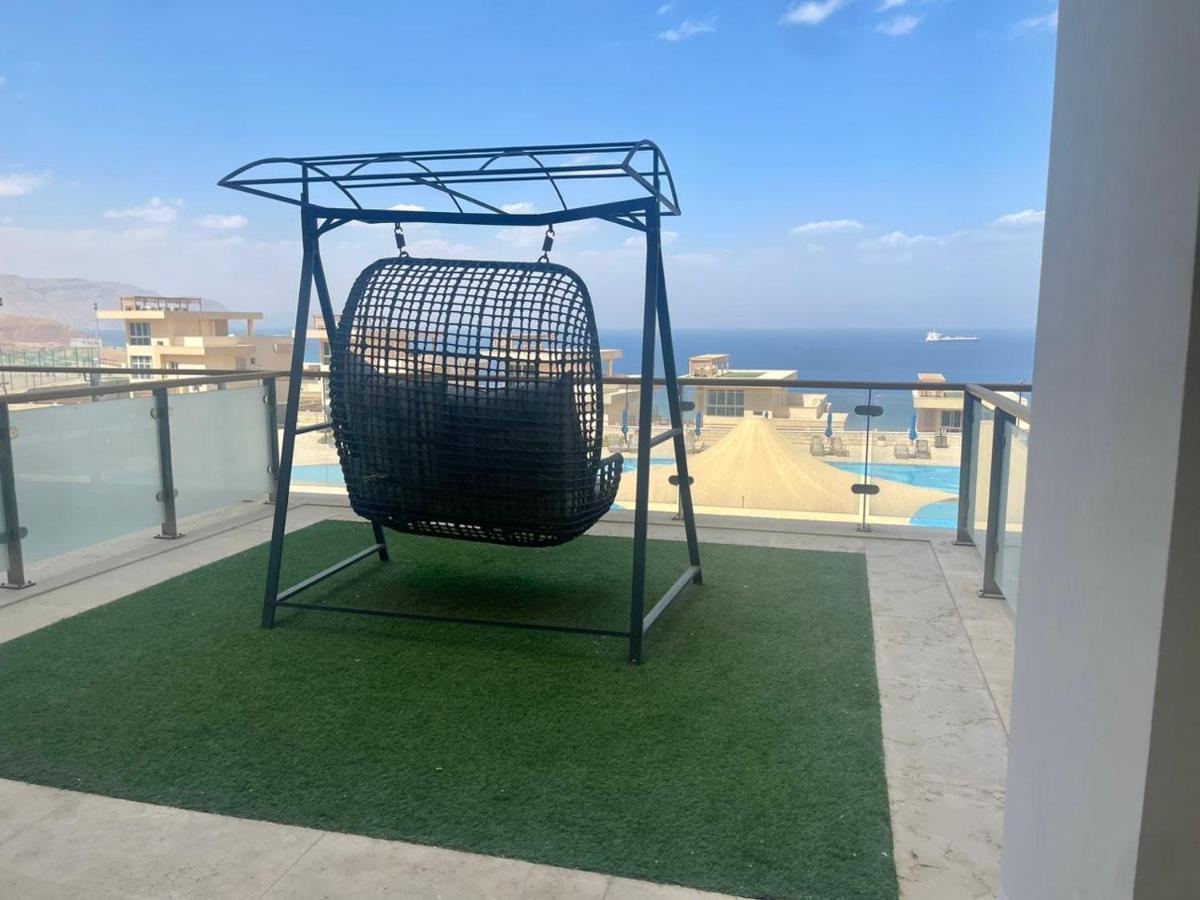 Tolip Resort El Galala Hills Ain Sukhna Exterior photo Artificial grass on a balcony